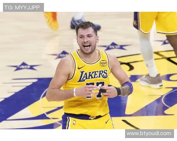 东契奇44+12+6完爆莫兰特，里皇退位艾顿0篮板，湖人15分逆转灰熊