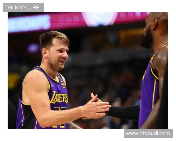 豪横!东契奇送湖人球队电动车当圣诞礼物,詹皇熊抱艾顿咧嘴大笑