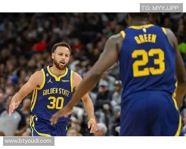 勇士伤病报告出炉！小库里缺战雄鹿 追梦佩顿二世出战成疑