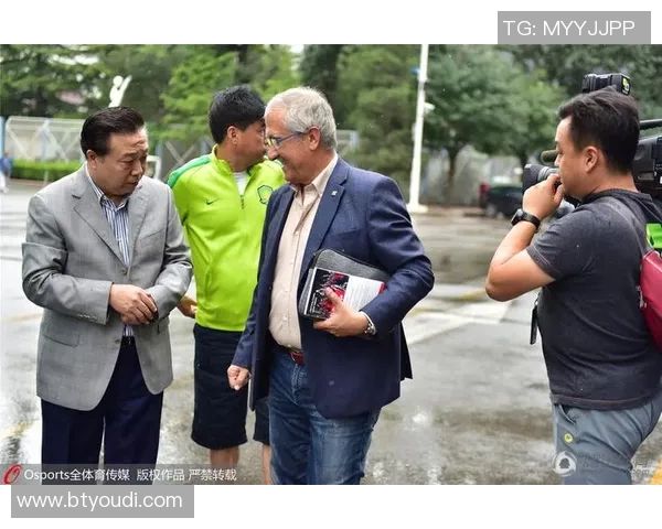 即将迎来大学首秀!星二代阿利贾·阿里纳斯转发球队出征客场合照